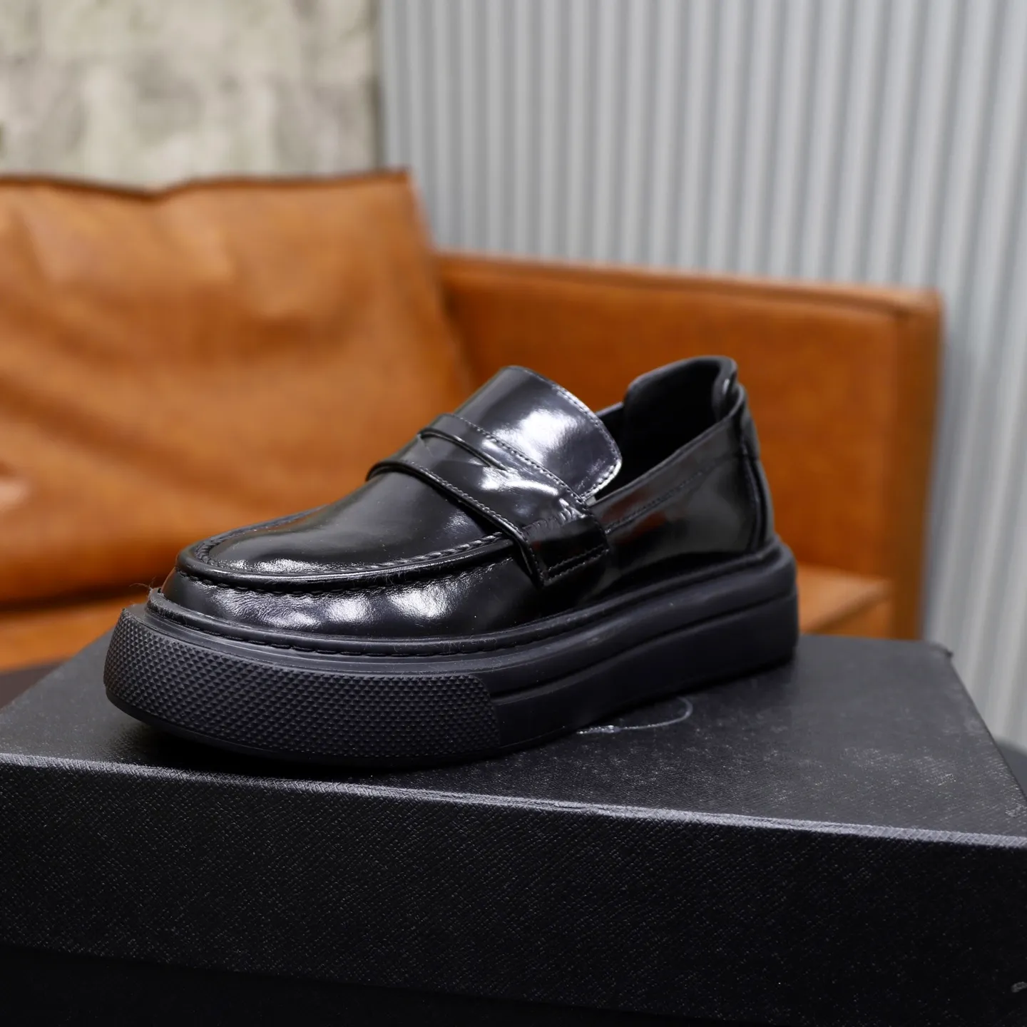 Ex-factory price: 500💰🙅‍♂️🙅‍♂️🙅‍♂️ Brand: PRADA Standard code: Men's code 38-44 (45 can be customized) Grade: Same style as the official website Original order quality Material: Original cowhide surface Comfortable lining Original outsole Style category: Men's fashionable casual leather shoes Distinguished big-name luxury elements Top luxury Color: Color of the actual picture